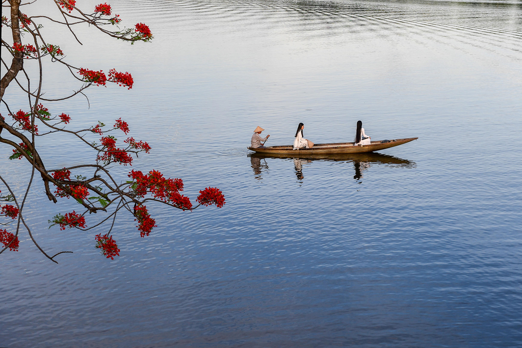 Sông Hương - Địa điểm du lịch Huế khơi nguồn bao áng văn chương
