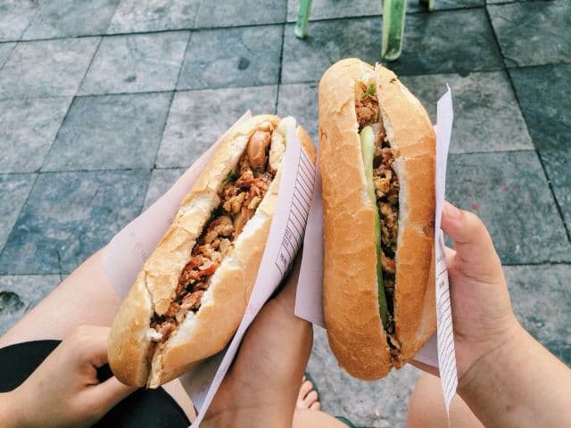 Bánh Mì Dân Tổ – Hương vị bánh mì “độc bản” làm nên nét đặc trưng ẩm thực đêm Hà Nội