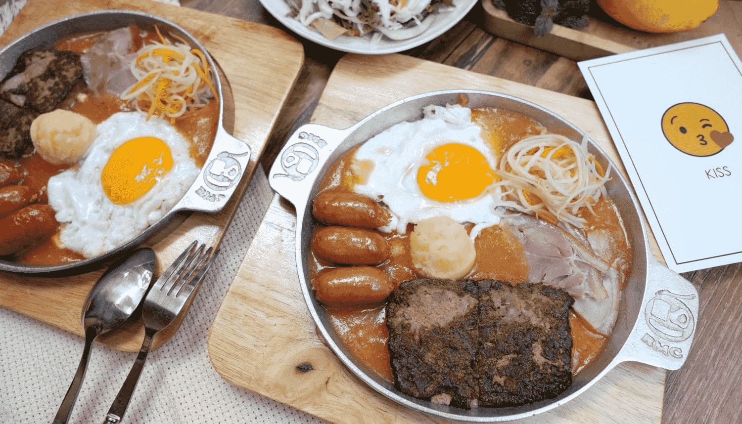 Cột Điện Quán – Thế giới bánh mì chảo đậm đà giữa lòng Hà Nội