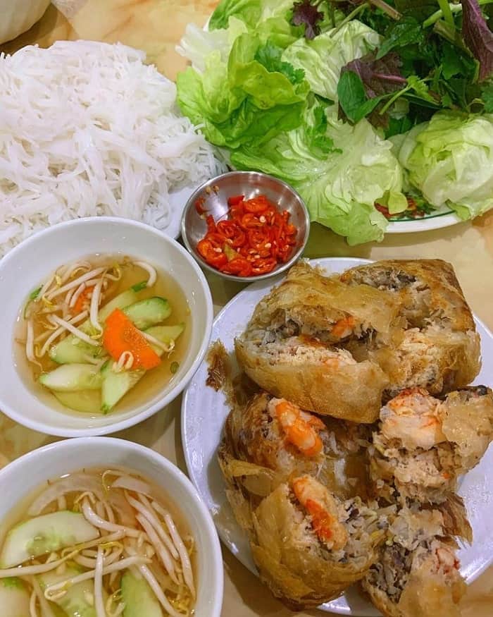 Quán Nga Nem Cua Bể – Tinh Hoa Ẩm Thực Đất Cảng Gói Gọn Trong Một Miếng Nem