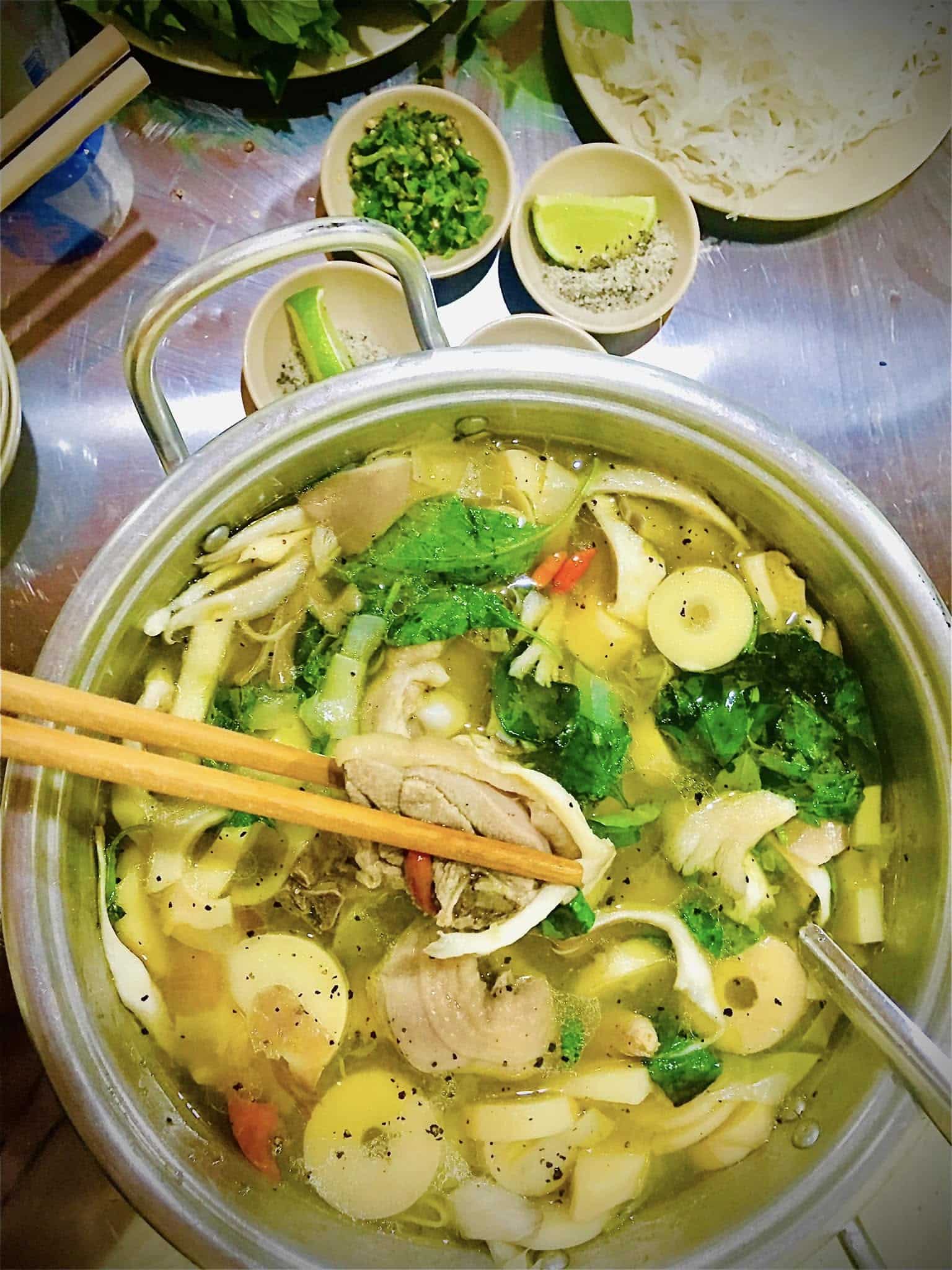 Lẩu Gà Lá É – Nậu Tui: Hương Vị Đặc Trưng Của Măng Đen Giữa Cao Nguyên Kon Tum