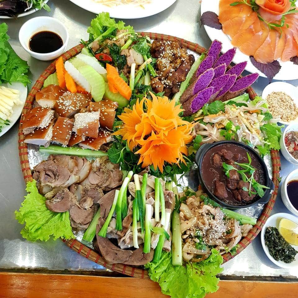 Lợn Mẹt Dũng Long – Hương vị Tây Bắc trọn vẹn trên mẹt tre dân dã giữa lòng Sa Pa
