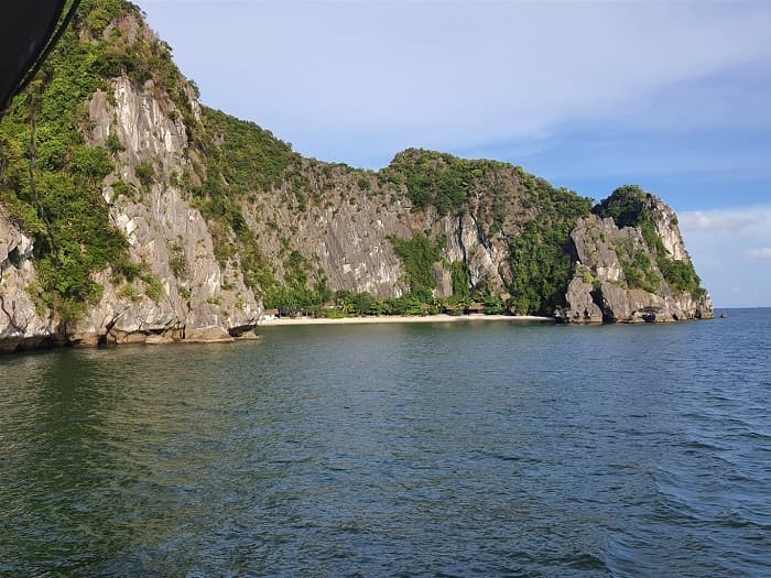 Bãi biển Vạn Bội – Nơi dừng chân lý tưởng giữa vịnh Lan Hạ