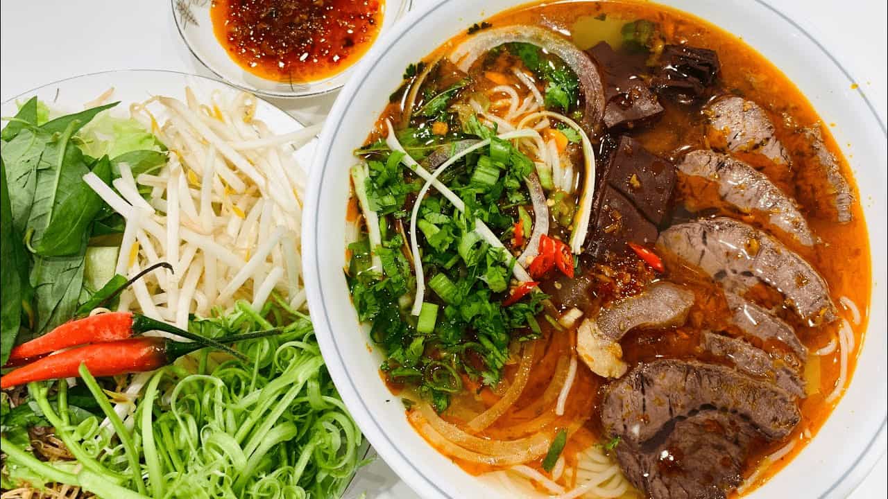 Bún Bò Huế Đông Ba – Hương vị cố đô giữa lòng Quận 1, Sài Gòn