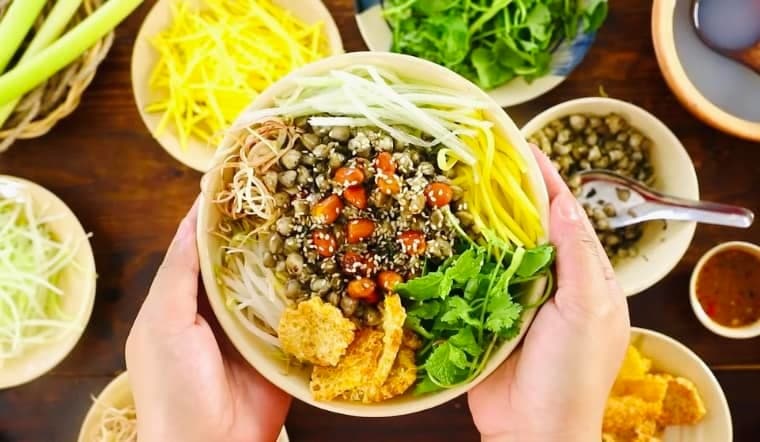 Cơm Hến O Xuân – Vị Huế Gói Gọn Giữa Lòng Quận 1