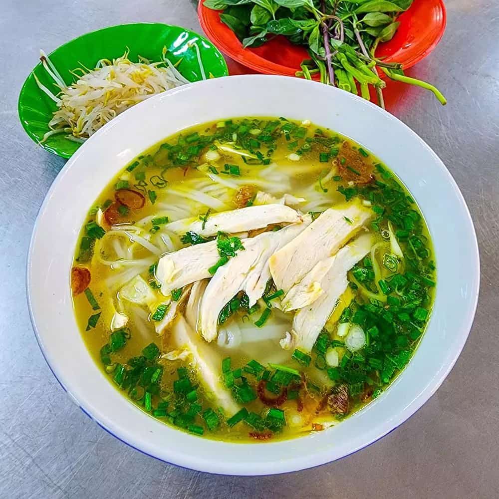 Phở – Miến Gà Kỳ Đồng: Món ăn mộc mạc, đậm đà giữa lòng thành phố
