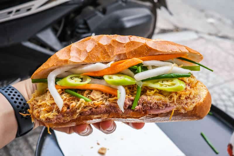 Bánh Mì Huỳnh Hoa – Quán bánh mì “nức tiếng” giữa lòng Sài Gòn