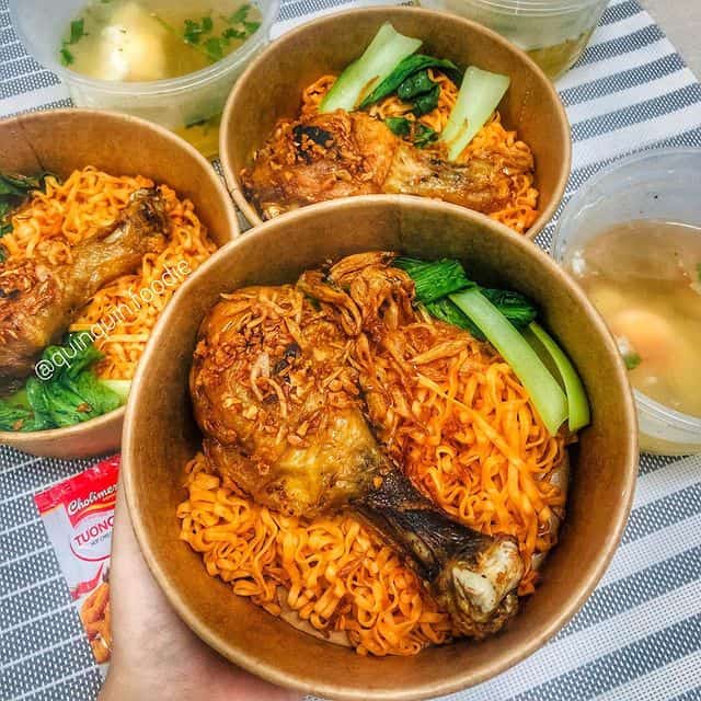 Mì Trộn Tên Lửa – Tô mì “nổ tung” vị giác với trứng lòng đào và topping cực chất tại Sài Gòn