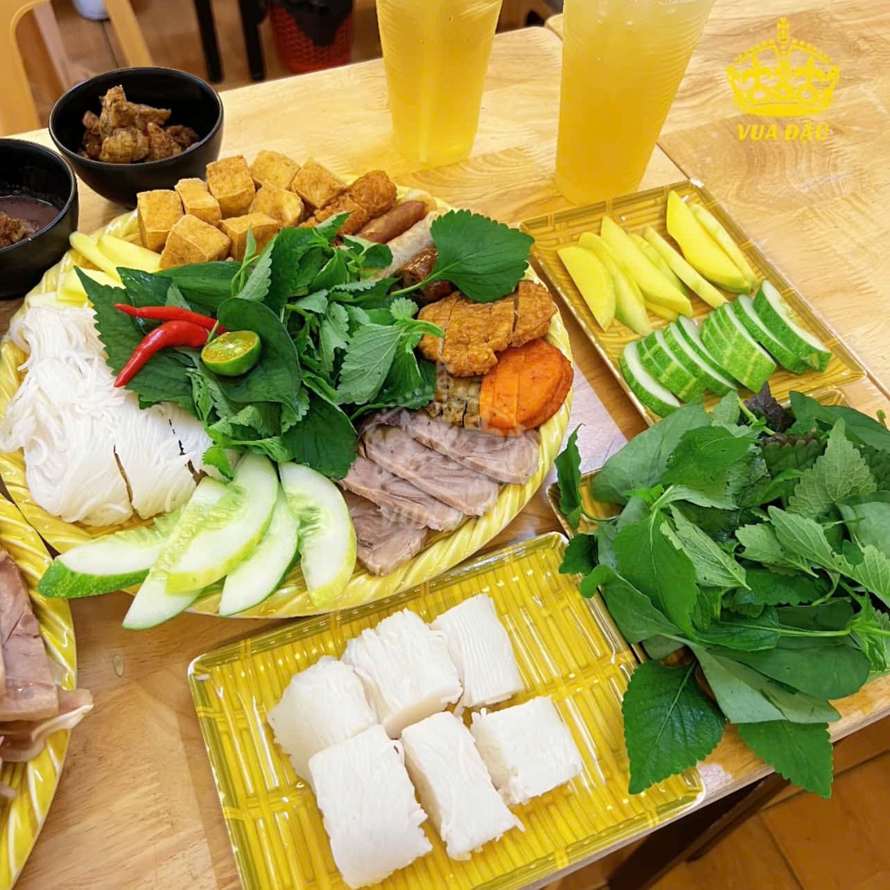 VUA ĐẬU & BÚN ĐẬU NHÀ VUA – “Hoàng Cung” Bún Đậu Giữa Sài Gòn