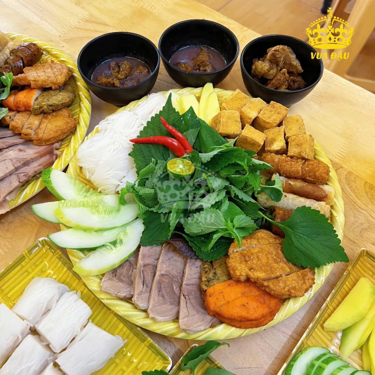 VUA ĐẬU & BÚN ĐẬU NHÀ VUA – “Hoàng Cung” Bún Đậu Giữa Sài Gòn