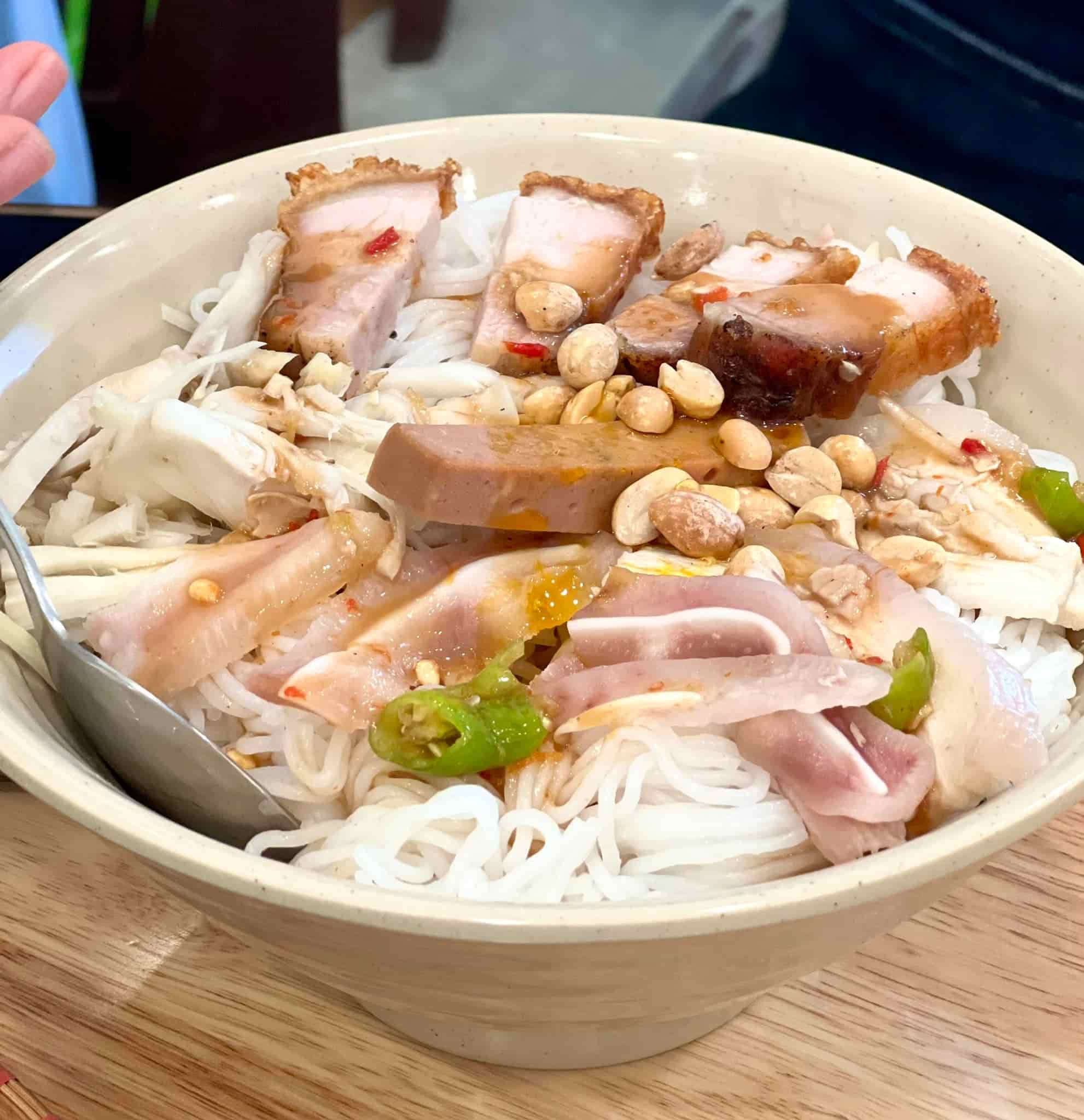 Ghé Dì Bảy ăn bún mắm nêm – nhớ mãi vị miền Trung giữa lòng Tân Bình