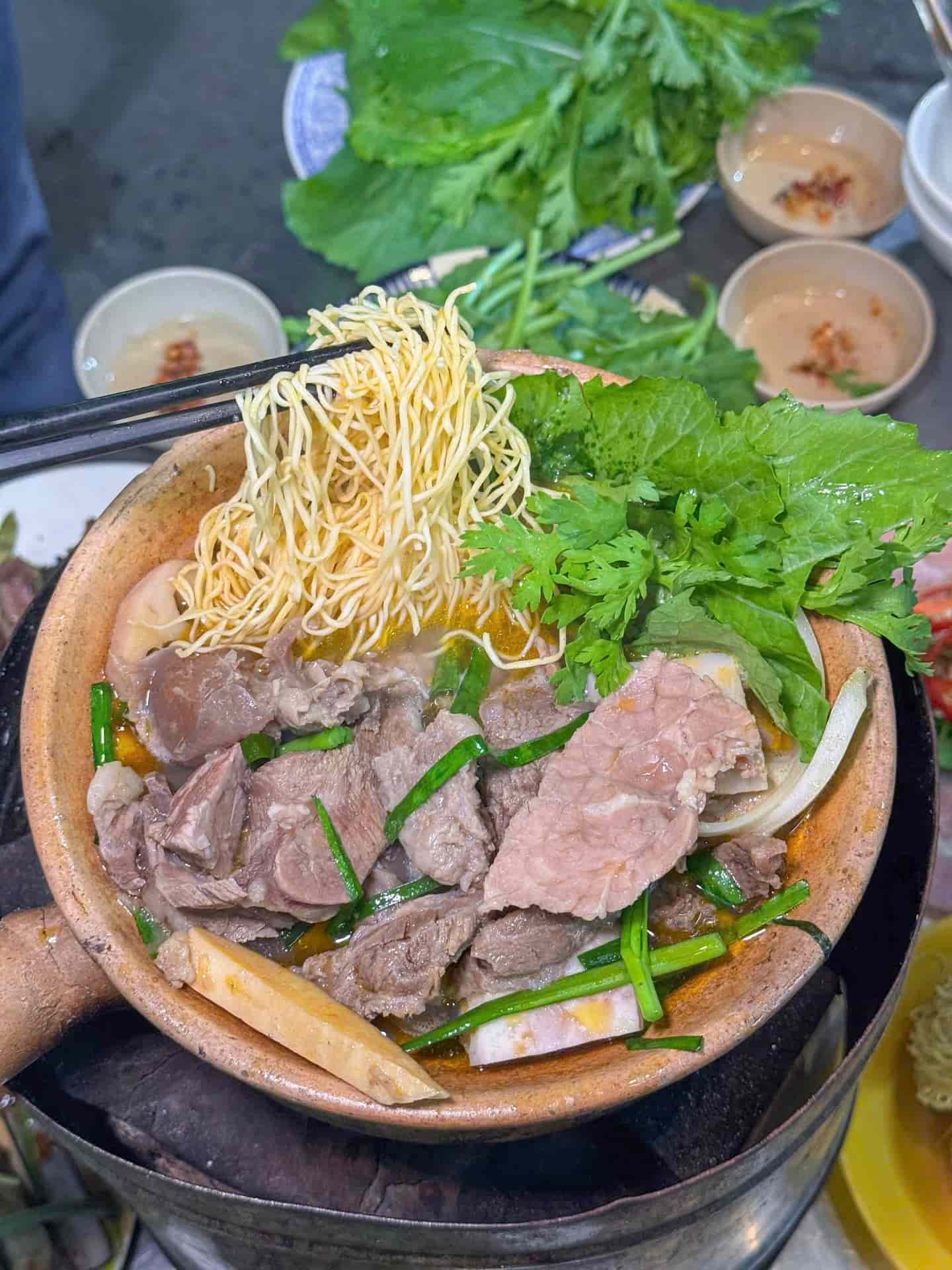 Lẩu Bò Nồi Đất Truyền Thống Giữa Lòng Quận 10 – Quán Cũ Mà Chất ở Hồ Bá Kiện