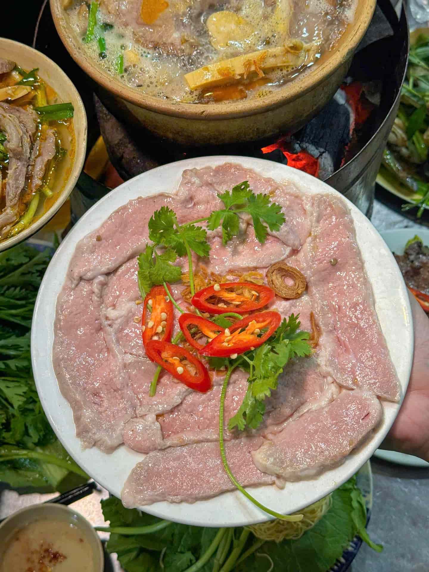 Lẩu Bò Nồi Đất Truyền Thống Giữa Lòng Quận 10 – Quán Cũ Mà Chất ở Hồ Bá Kiện