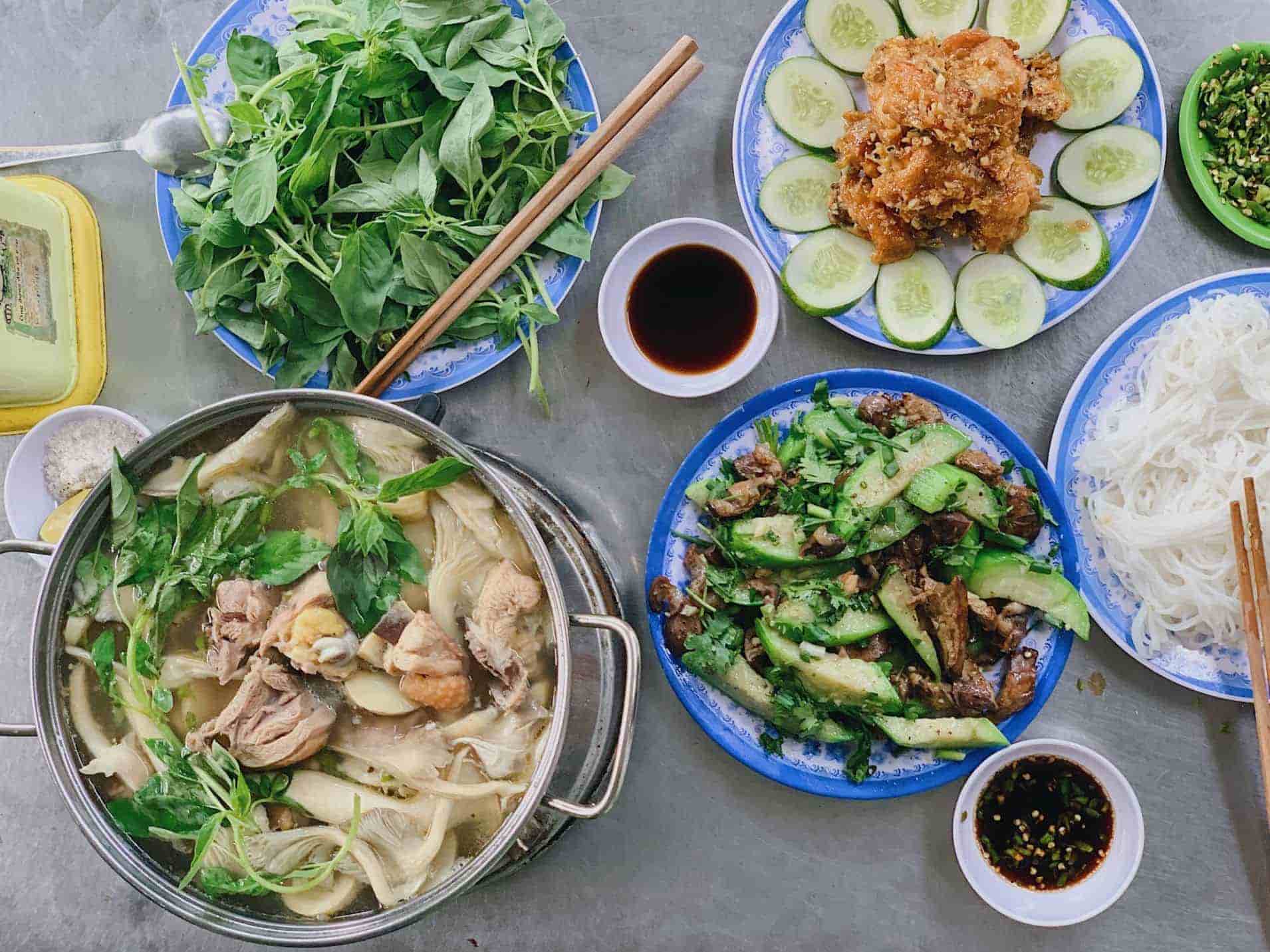 Lẩu Gà Lá É Phú Yên Hội Ngộ – Hương vị Phú Yên lan tỏa giữa lòng Sài Gòn