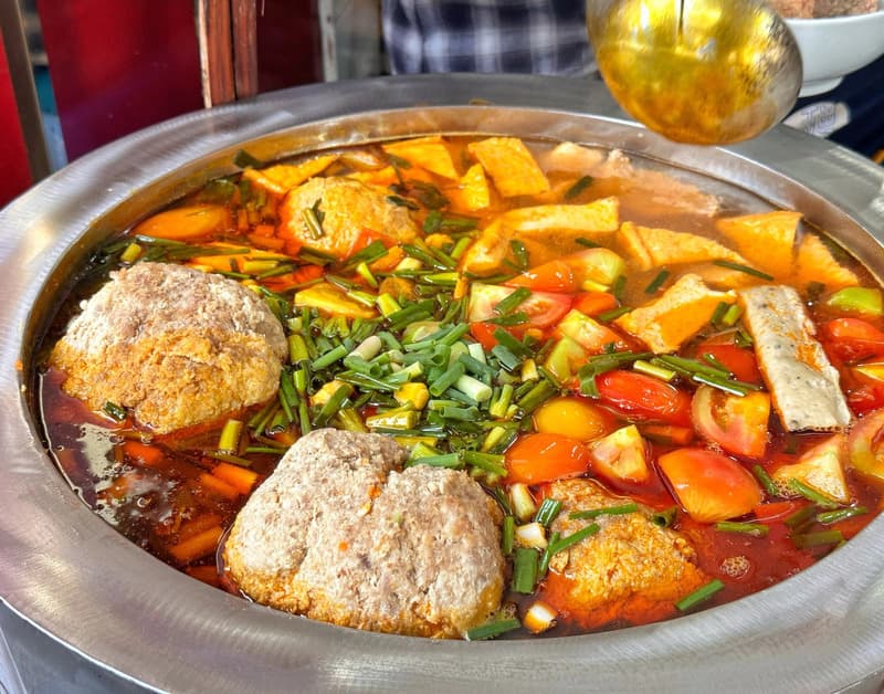 Bún Riêu Gánh Chợ Bến Thành – Gánh hàng nhỏ giữa lòng phố lớn