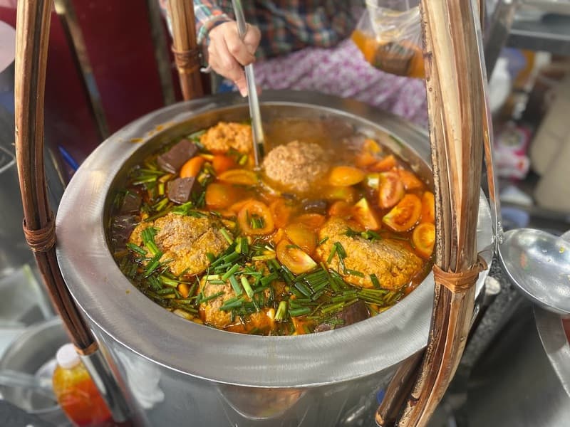 Bún Riêu Gánh Chợ Bến Thành – Gánh hàng nhỏ giữa lòng phố lớn