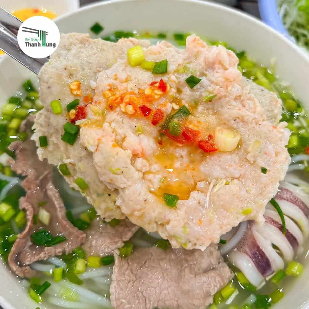 Bún Quậy Thanh Hùng – Tô bún “tự quậy” mang hương vị biển đảo giữa lòng Sài Gòn