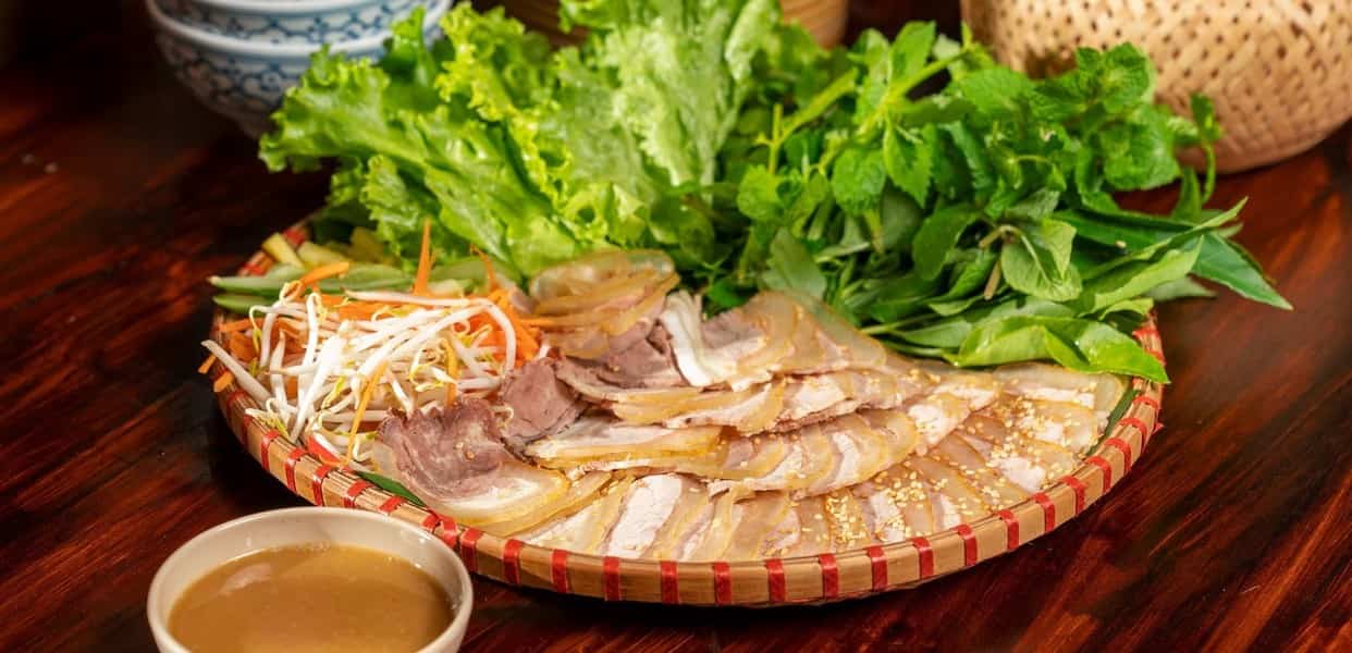 Bò Tơ Quán Mộc – Hương Vị Đồng Quê Giữa Lòng Sài Gòn