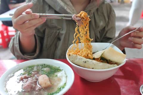 Bún Nước Cô Huyền – “Bún chửi” nhưng vẫn đông nghịt khách ở Sài Gòn