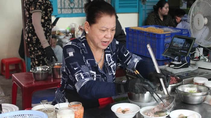 Bún Nước Cô Huyền – “Bún chửi” nhưng vẫn đông nghịt khách ở Sài Gòn