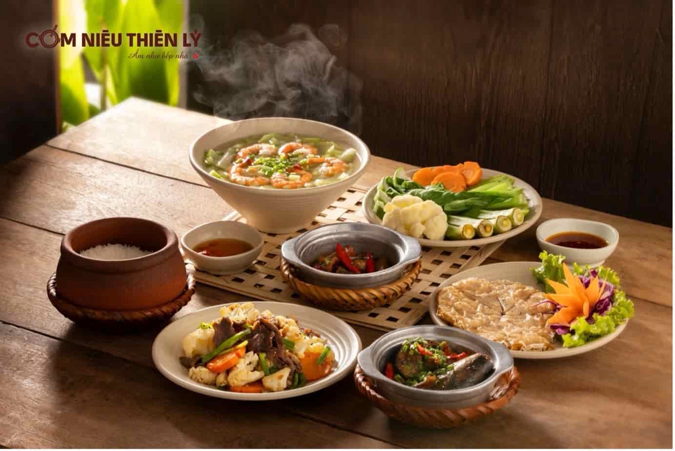 Cơm Niêu Thiên Lý – Vị quê nhà trong từng hạt cơm rang giòn nơi phố thị