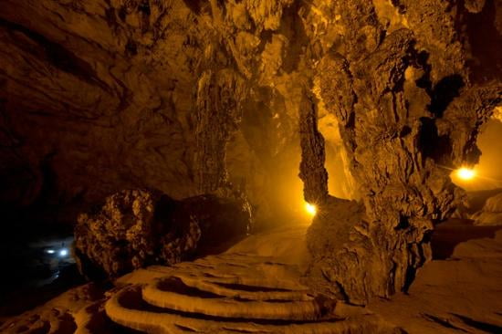 Động Ngườm Ngao – Tuyệt tác đá vôi kỳ vĩ giữa núi rừng Cao Bằng