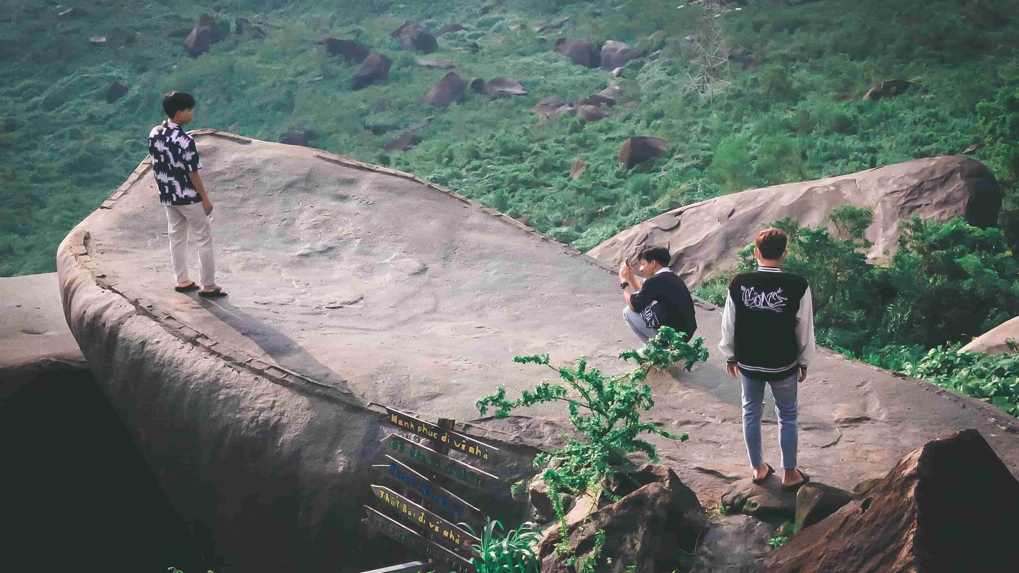 Cà phê Hòn Đá Thuyền – “Ngã rẽ” sống ảo sang chảnh trên đèo Hải Vân