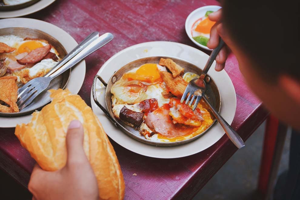 Bánh Mì Hòa Mã – Hơn 60 Năm Gìn Giữ Hương Vị Bánh Mì Chảo Đậm Đà Giữa Lòng Sài Gòn