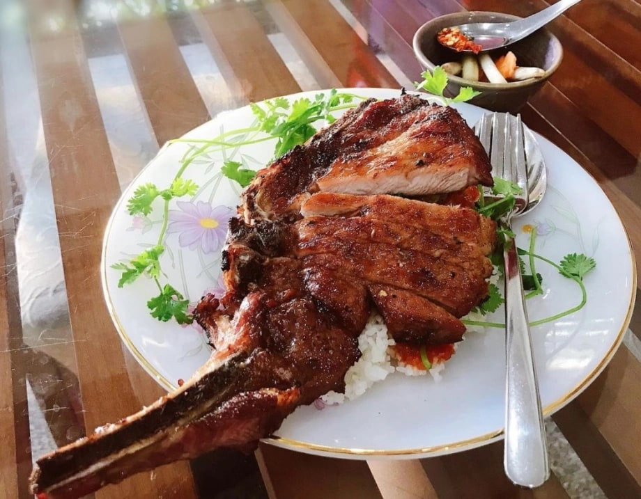 Cơm Tấm Nguyễn Văn Cừ – "Đắt Xắt Ra Miếng", Đỉnh Cao Cơm Tấm Sài Gòn