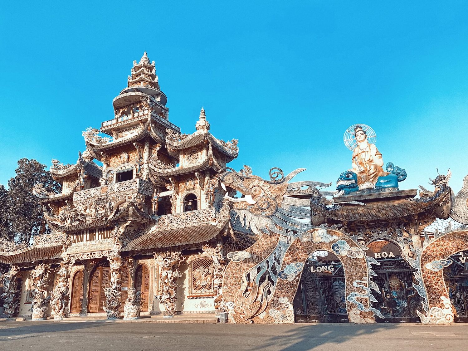 Chùa Ve Chai - Khám phá ngôi chùa có 11 cái nhất