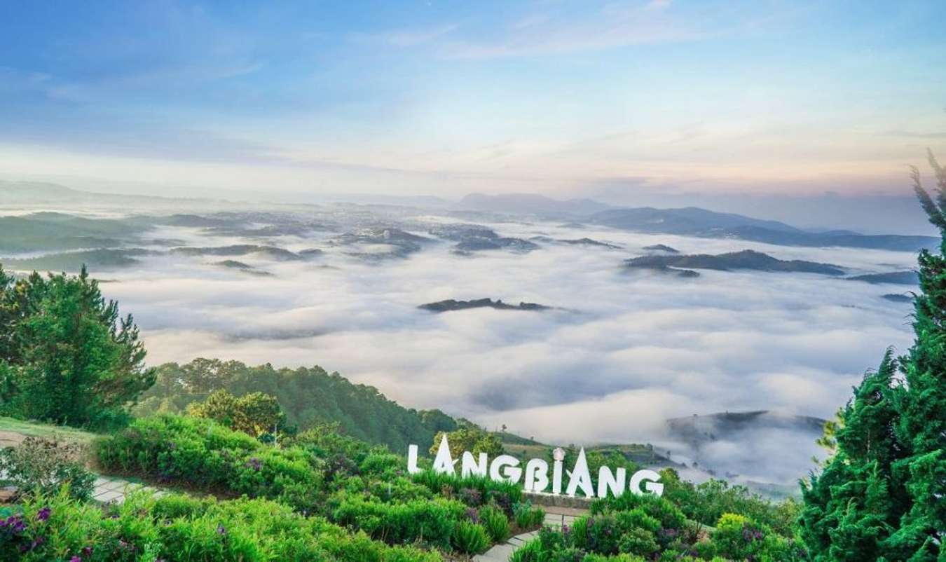 Núi Langbiang - Ngọn núi cao nhìn ra cao nguyên thơ mộng