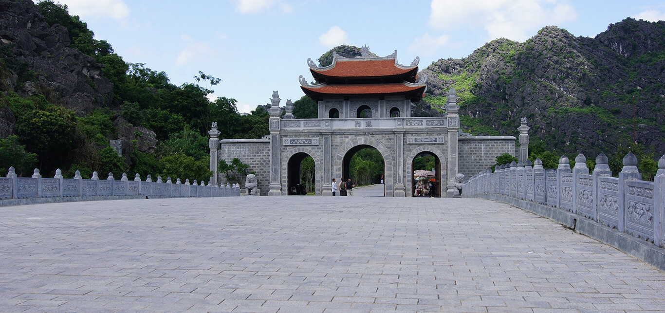 Cổng tam quan - Đặc trưng du lịch tâm linh Ninh Bình