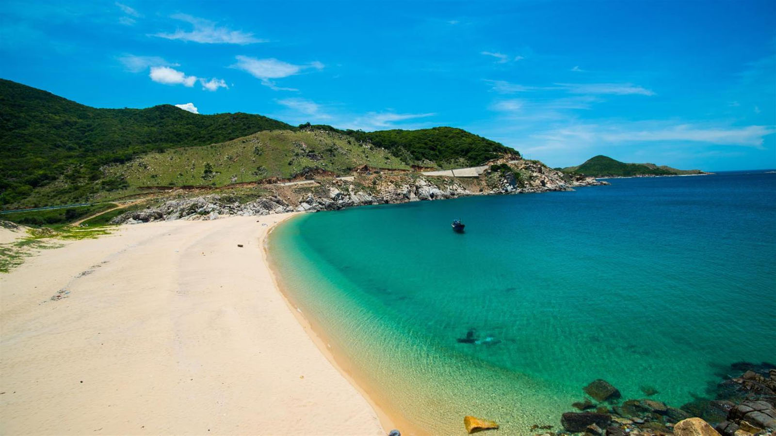 Bãi Chuối Ninh Thuận - được đánh giá là bãi biển đẹp nhất Việt Nam