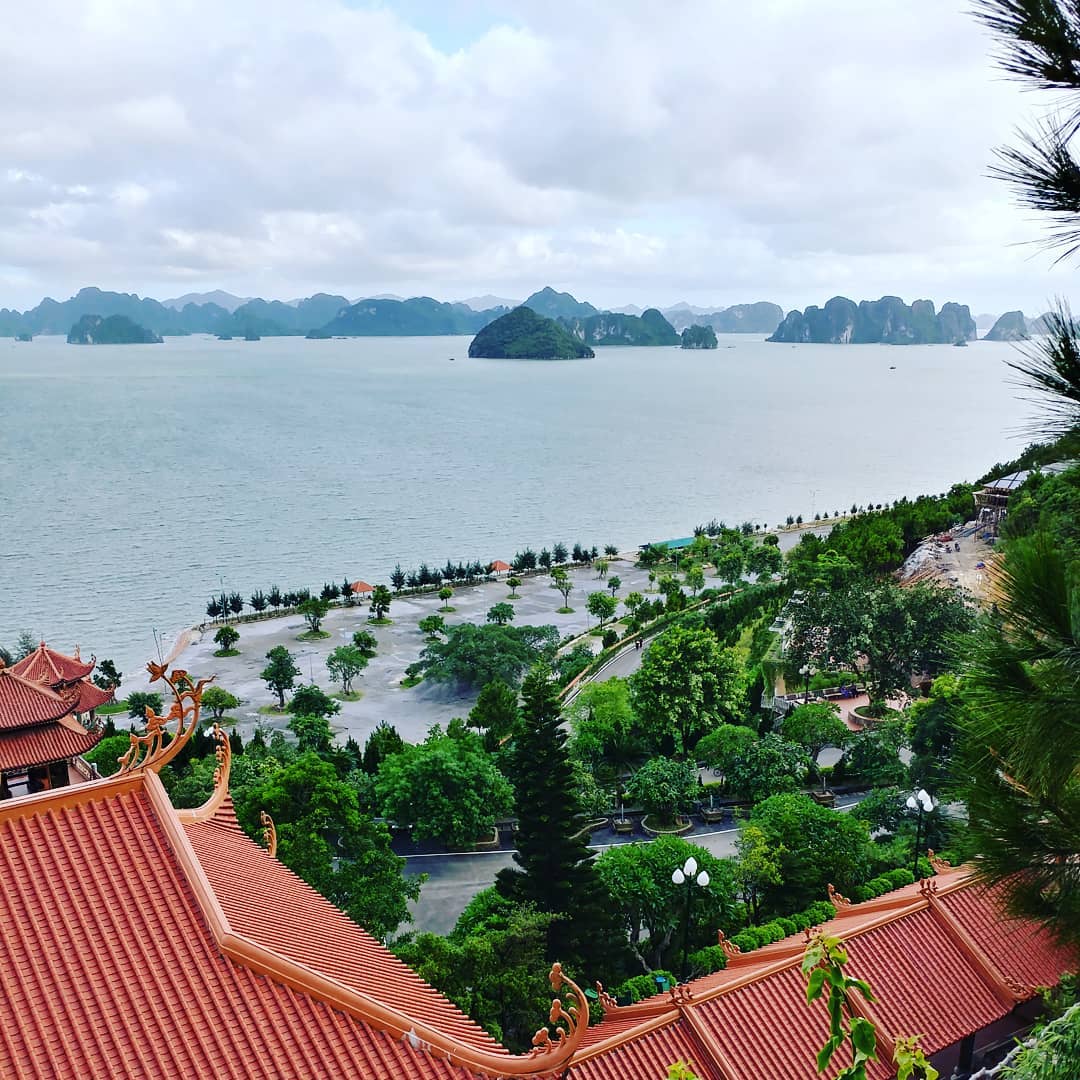 Chùa Cái Bầu – Ngôi chùa đẹp bên vịnh Bái Tử Long