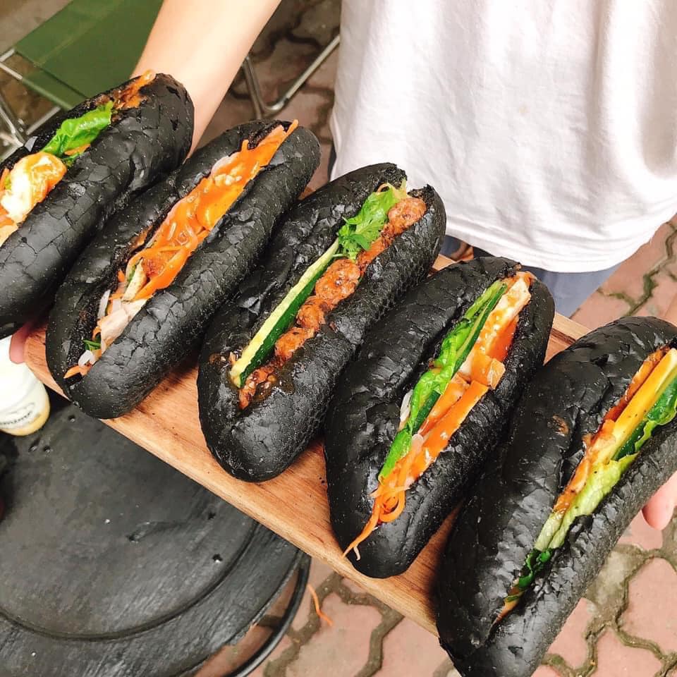 Bánh mì Bamimo - Đen như than cực hút khách tại Hạ Long