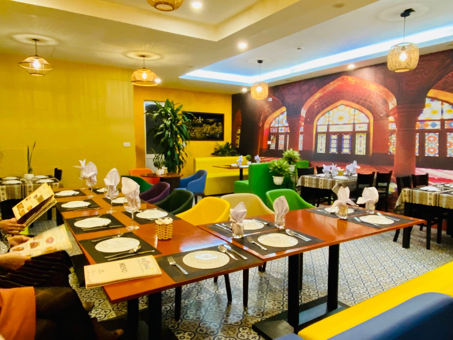 RedCoral Halong Halal Restaurant Khong gian am thuc Trung Dong day moi la tai Ha Long 25 1642544956