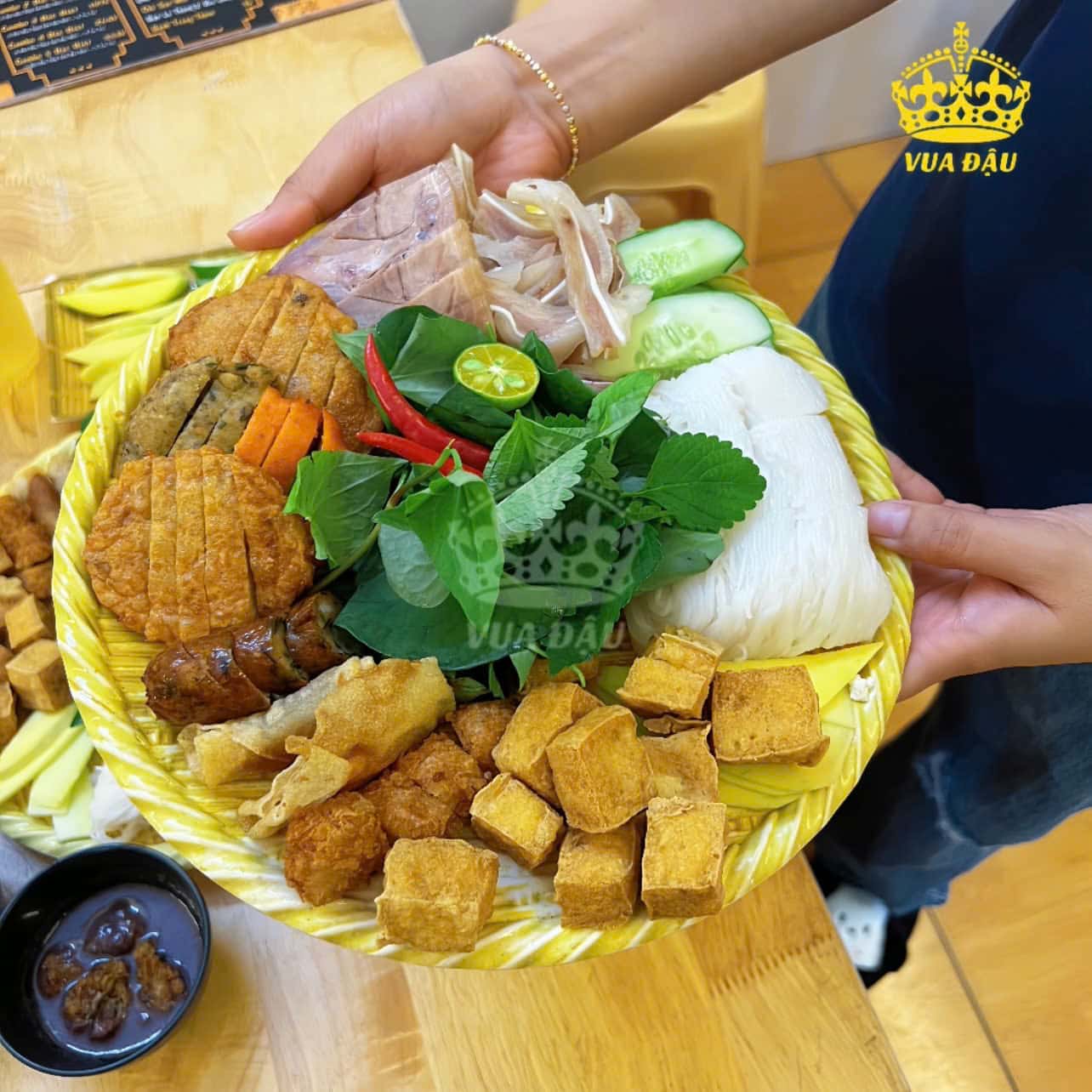 VUA ĐẬU & BÚN ĐẬU NHÀ VUA – “Hoàng Cung” Bún Đậu Giữa Sài Gòn