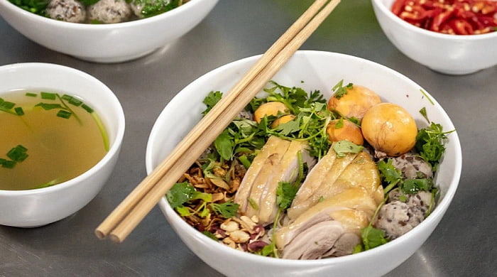 Phở Gà Nguyệt – Quán phở gà nức tiếng giữa lòng phố cổ Hà Nội