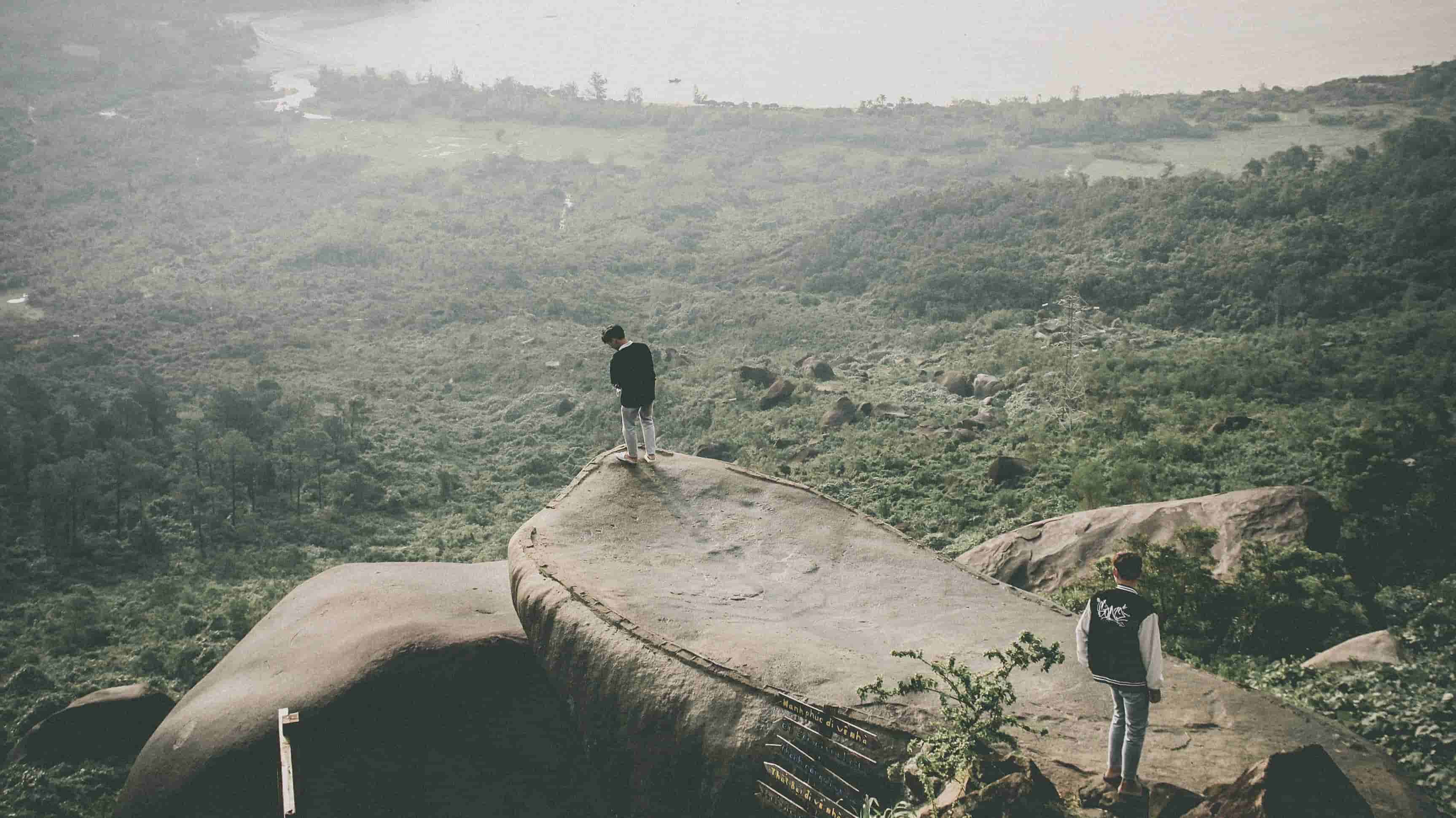 Cà phê Hòn Đá Thuyền – “Ngã rẽ” sống ảo sang chảnh trên đèo Hải Vân