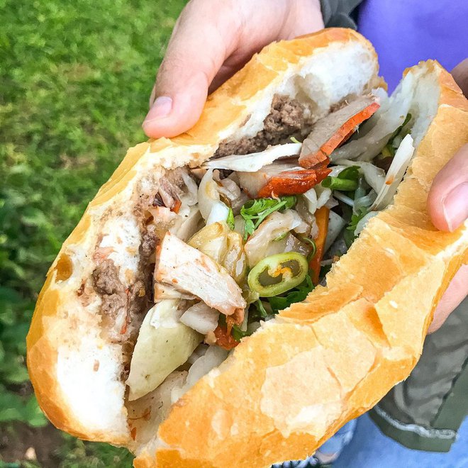 Bánh mì không tên - Muốn mua phải xếp hàng dài, chờ 30 phút mới tới lượt