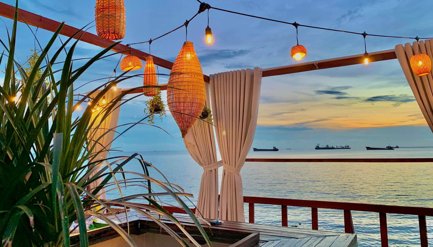 Beach Stop Lounge & Café - View biển ngắm hoàng hôn đầy sắc màu