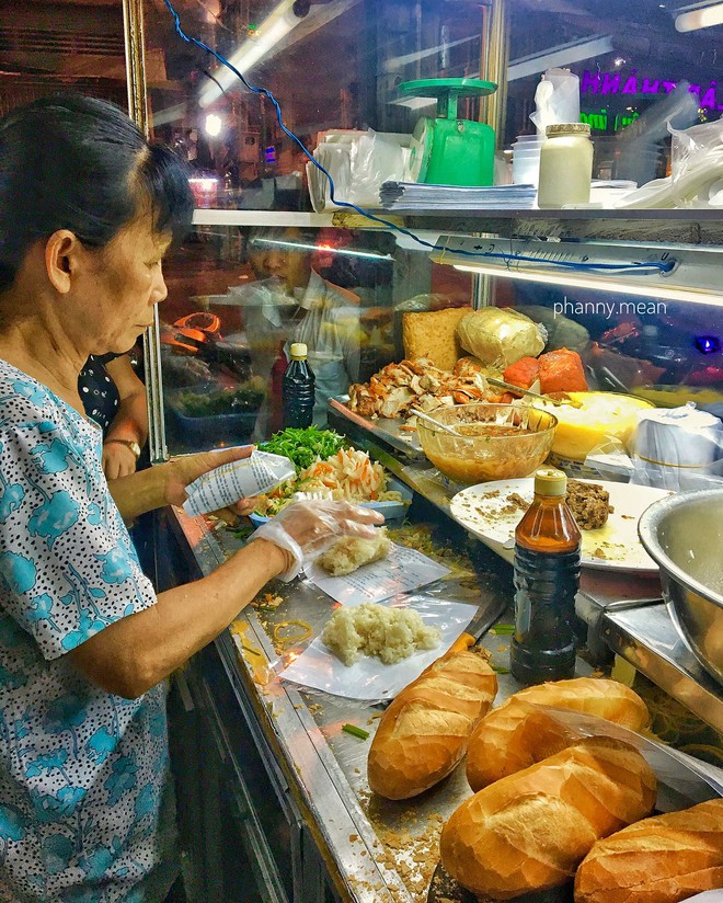 Bánh mì không tên - Muốn mua phải xếp hàng dài, chờ 30 phút mới tới lượt