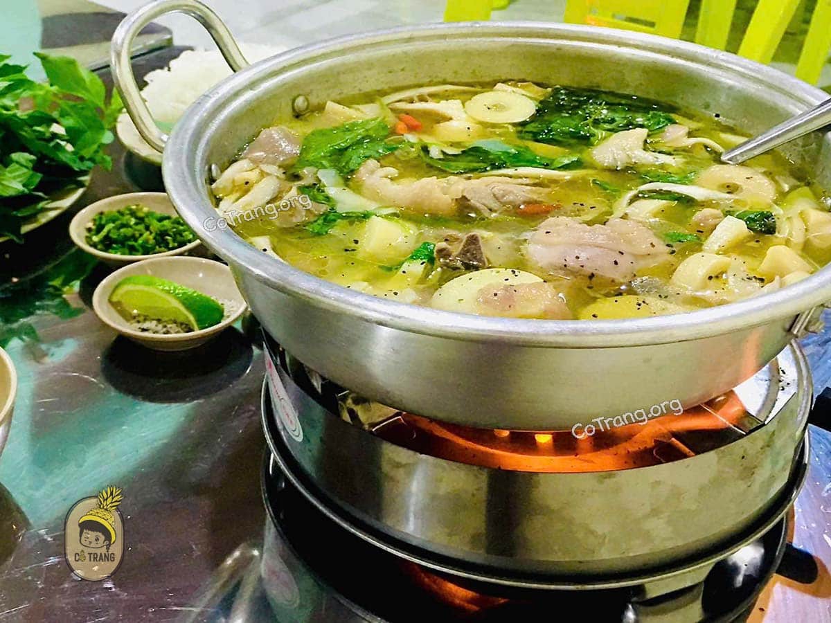 Lẩu Gà Lá É – Nậu Tui: Hương Vị Đặc Trưng Của Măng Đen Giữa Cao Nguyên Kon Tum