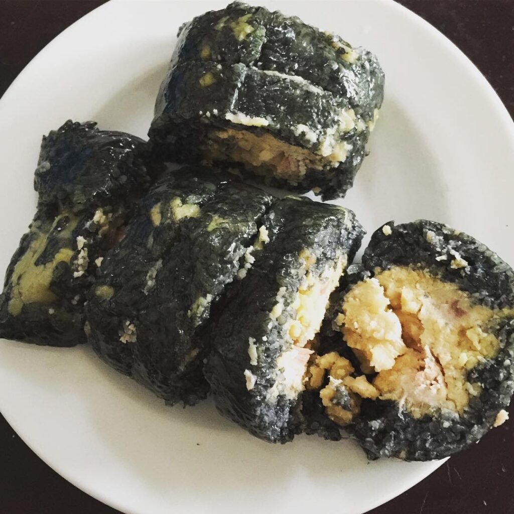 Bánh chưng đen Mường Lò - Đặc sản nổi tiếng của dân tộc người Thái
